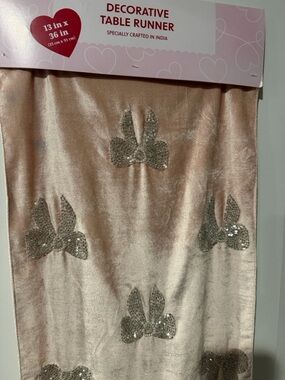 BNWT🎀Beautiful Beaded Runner💖